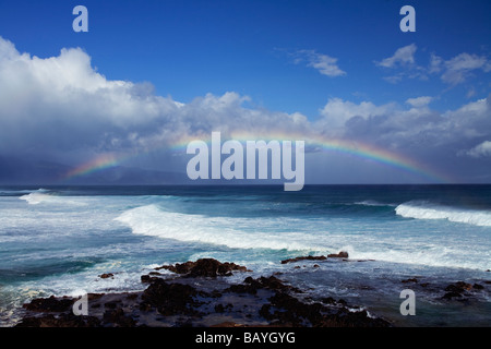 Les vagues et un arc-en-ciel à Ho'okipa Beach, Maui, Hawaii. Banque D'Images