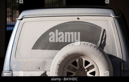 La fenêtre arrière sale sur un SUV Banque D'Images