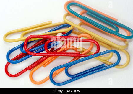 Un grand nombre de clips du papier couleur Banque D'Images