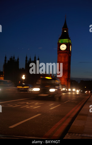 Big Ben de nuit avec les taxis passant par Banque D'Images