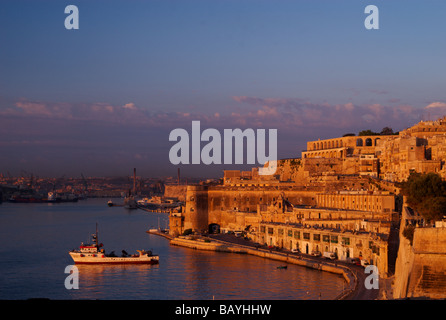 Les murs de la valette d'encercler le Grand Port à l'aube, Malte Banque D'Images