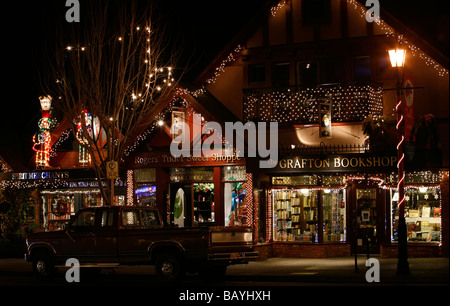 Oak Bay Village la nuit à Victoria, Colombie-Britannique, Canada. Banque D'Images