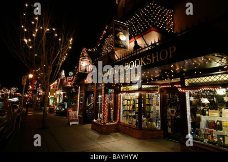 Librairie Grafton Village Oak Bay dans la nuit à Victoria, Colombie-Britannique, Canada. Banque D'Images