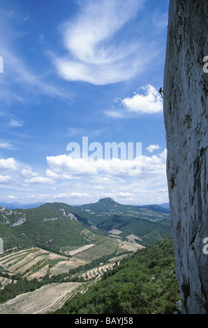 Rockclimber sur une falaise dans les Dentelles de Montmirail en Provence France Banque D'Images