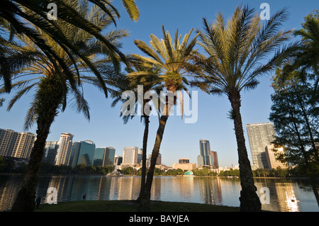 Le centre-ville d'Orlando en Floride dans l'horizon du lac Eola Banque D'Images