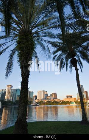 Le centre-ville d'Orlando en Floride dans l'horizon du lac Eola Banque D'Images