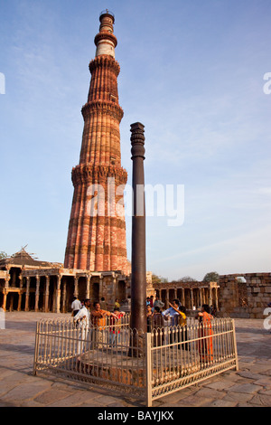 Fer à Repasser Gupta au pilier en Inde Delhi Qutb Minar Banque D'Images