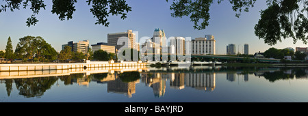 Le centre-ville d'Orlando en Floride dans l'horizon du lac Eola Banque D'Images