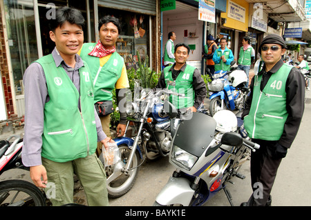 Les chauffeurs de taxi moto soi ngamduphli sathon Bangkok Thaïlande Banque D'Images