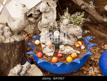 La statuaire du ciment coloré et collante boules piscine décorer le coin d'une cour du propriétaire. Banque D'Images