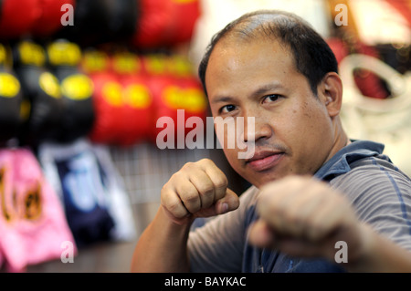 Gant de boxe hawker Silom Road Bangkok sathon Banque D'Images