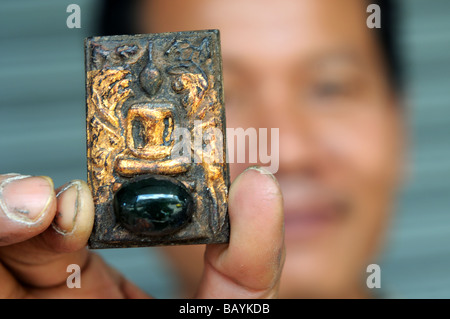 Propriétaire de décrochage amulette chinatown Bangkok Thaïlande Banque D'Images
