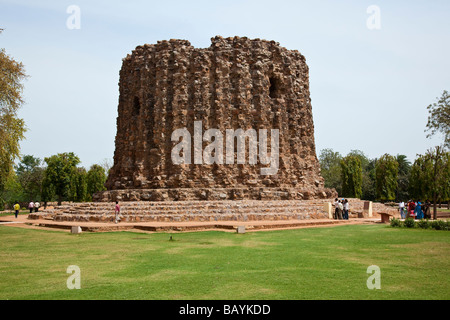 L'Alai inachevé Minar tour au Qutb Minar à Delhi Inde Banque D'Images