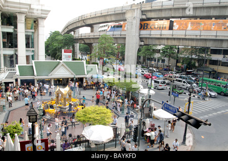 Sanctuaire d'Erawan et sky train Bangkok Thaïlande Banque D'Images