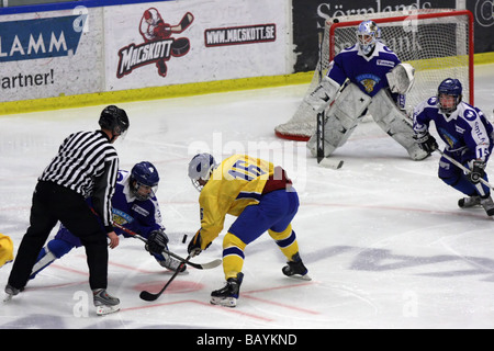 Face-off entre la Suède et la Finlande en U18 tournoi de hockey sur glace. Non suédois Anton Lander est 16. Banque D'Images