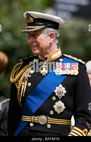 Le Prince Charles dans l'uniforme d'un amiral de la marine britannique en service dans le centre de Londres Banque D'Images