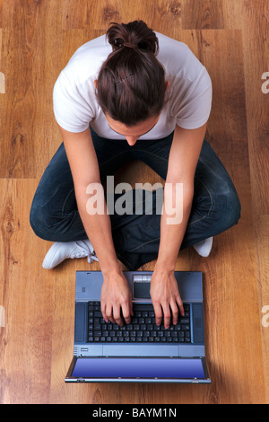 Woman working on laptop Banque D'Images