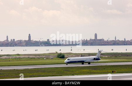 Un luxe charter jet privé avion transportant le Prince Charles décolle à l'aéroport Marco Polo de Venise en Avril 2009 Banque D'Images