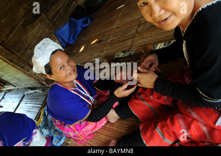 Les femmes Akha maeram village tribal près de Chiang Mai Thaïlande Banque D'Images