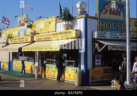 New York, Coney Island, à pied, fast food Banque D'Images