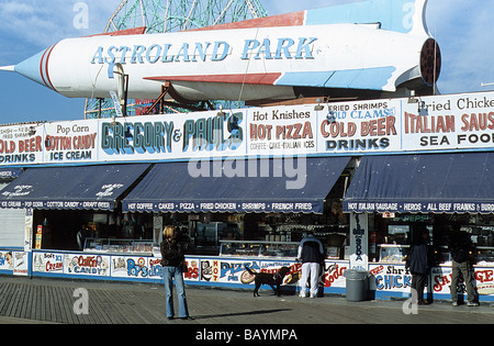 New York, Coney Island, à pied, fast food Banque D'Images