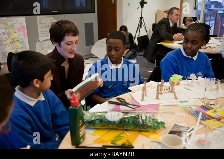 Atelier d'une journée avec les enfants de l'école d'architectes travaillant ensemble à de nouvelles conceptions de l'école, l'Institut royal d'architecture britannique Banque D'Images