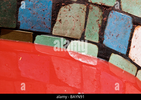 Sol carrelé de tva lurid colorant rouge à la tannerie Chouara dans la médina. La couleur rouge est produit à partir de pavots. Format paysage Banque D'Images