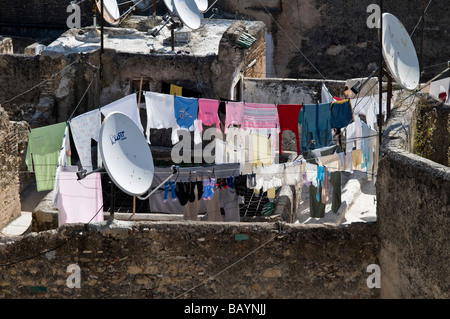 Vue sur les toits de la SEF. Antennes satellites montrant des rangées de lave-hung out, de l'épave Riads, l'herbe pousse sur les toits Banque D'Images