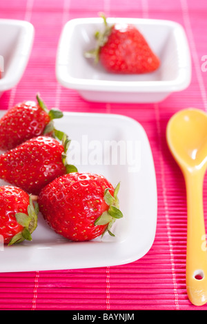 Les fraises dessert avec cuillère jaune sur le côté Banque D'Images