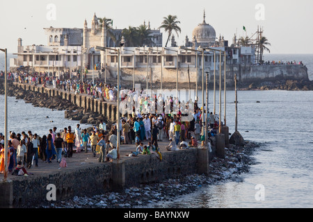 Pèlerins sur la tombe de Haji Ali Boukhari à Mumbai Inde Banque D'Images