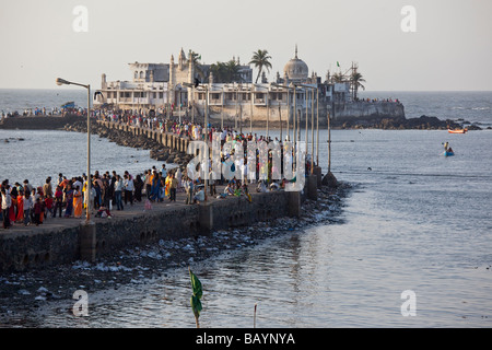 Pèlerins sur la tombe de Haji Ali Boukhari à Mumbai Inde Banque D'Images