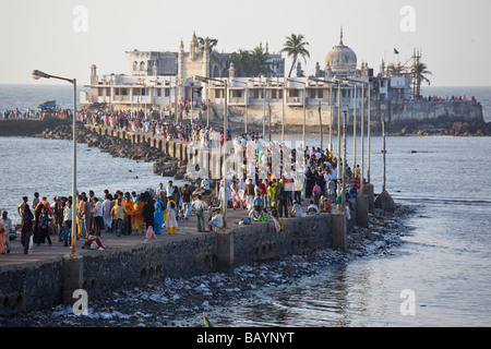 Pèlerins sur la tombe de Haji Ali Boukhari à Mumbai Inde Banque D'Images