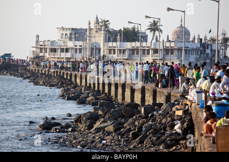 Pèlerins sur la tombe de Haji Ali Boukhari à Mumbai Inde Banque D'Images