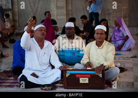 La musique soufie de l'intérieur de la tombe de Haji Ali Boukhari à Mumbai Inde Banque D'Images