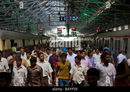 Plate-forme de train bondé à l'intérieur de Victoria terminus Gare de Mumbai Inde Banque D'Images