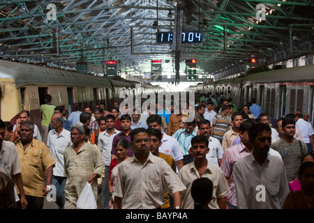 Plate-forme de train bondé à l'intérieur de Victoria terminus Gare de Mumbai Inde Banque D'Images