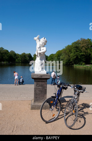 À côté de la sculpture dans les jardins du lac à côté de Schloss Charlottenburg à Berlin Banque D'Images