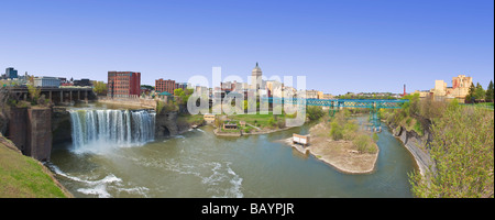High Falls et la rivière Genesee et skyline de Rochester, New York Banque D'Images