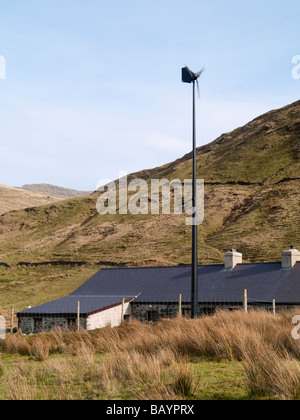 Fournit de l'électricité éolienne à une vieille maison en pierre rural Banque D'Images