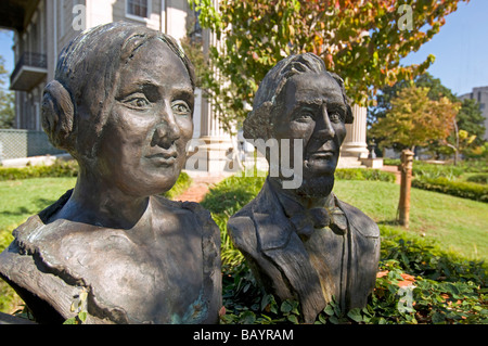 Statue de Jefferson Davis et son épouse Varina sur le terrain de l'Warren County Courthouse Banque D'Images