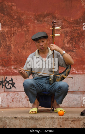 Musicien de rue traditionnels chinois à la porte Chaoyang au Yunnan Jianshui en Chine Banque D'Images