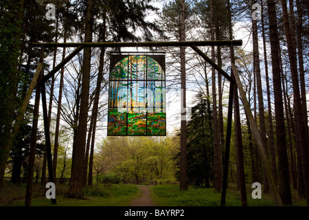 UK Gloucestershire Forêt de Dean Sculpture Park Cathédrale par Kevin Atherton 1986 panneau vitrail suspendu Banque D'Images