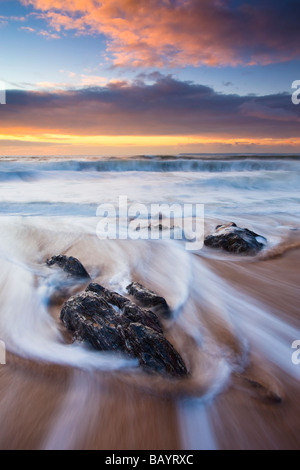 Les vagues au coucher du soleil Hope Cove South Hams Devon, Angleterre Janvier 2009 Banque D'Images