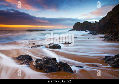 Les sentiers de l'eau à marée haute sur la plage de Hope Cove Shippen South Hams Devon, Angleterre Janvier 2009 Banque D'Images