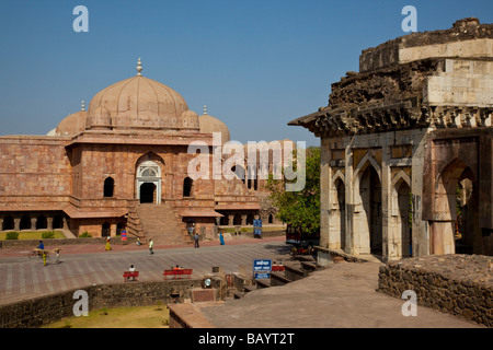 Jama Masjid et Ashrafi Mahal à Mandu Inde Banque D'Images