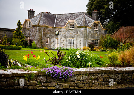 Golf house d'Adare Manor House dans le comté de Limerick Irlande montrant des jardins paysagers et des chemins de randonnée Banque D'Images