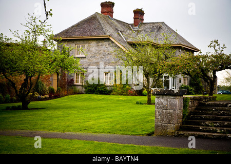 Golf house d'Adare Manor House dans le comté de Limerick Irlande montrant des jardins paysagers et des chemins de randonnée Banque D'Images