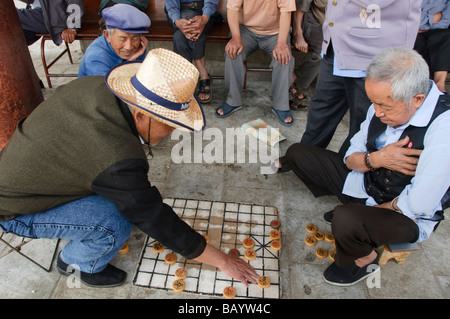 Les hommes jouer rendez-vous dans le temple à Jianshui porte Chaoyang Chine Banque D'Images