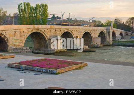 Kamen plus le pont de pierre traverse la rivière Vardar Skopje en Macédoine Europe Banque D'Images