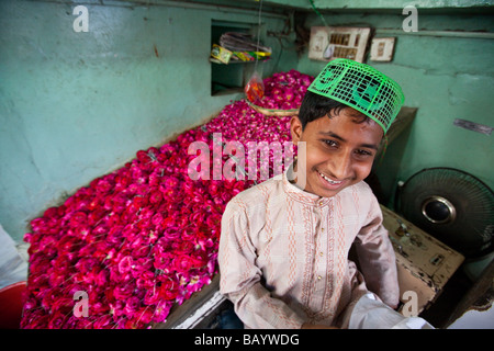 Garçon musulman Vente de fleurs à Nizamuddin culte à Delhi Inde Banque D'Images